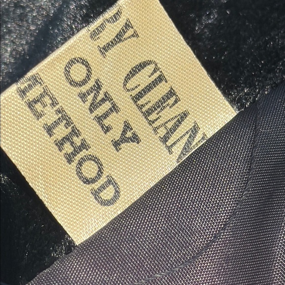 Elegant Black ladies size 6 to 8 curly lamb vintage coat. - Picture 14 of 15